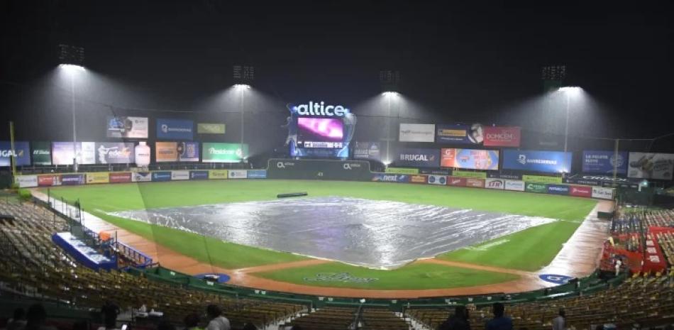 Imagen del estadio Quisqueya Juan Marichal con la lona colocada durante lluvias ocasionadas por la incidencia de la tormenta Melissa en el país.