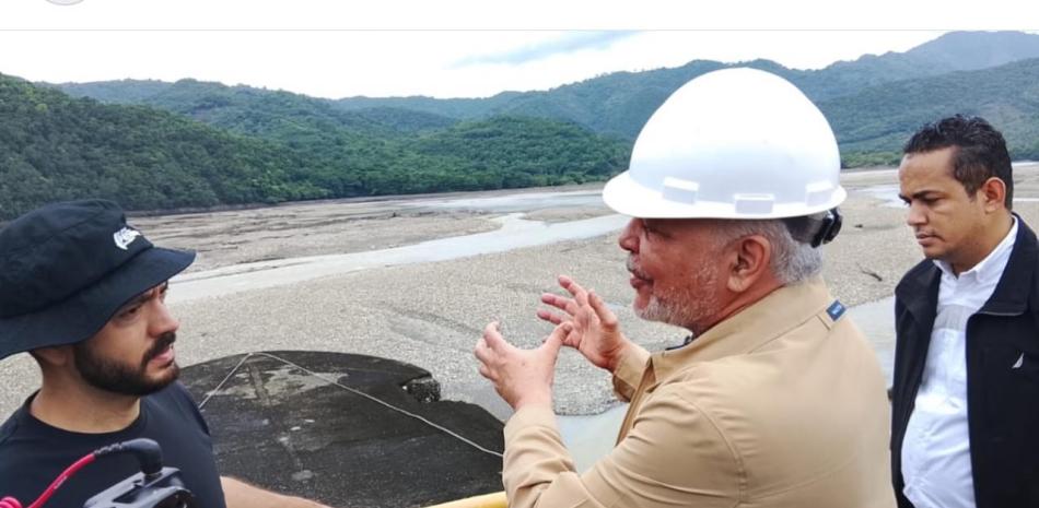 El administrador de Egehid en el Contraembalse Las Barias