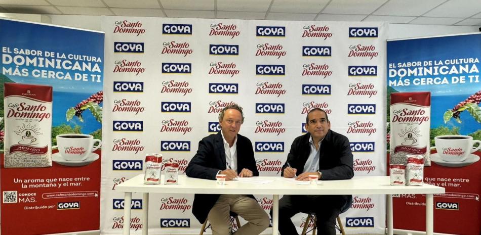 Manuel Pozo Perelló, presidente ejecutivo de Industrias Banilejas y Elías Picado Fernández, director adjunto de Goya para el mercado europeo.
