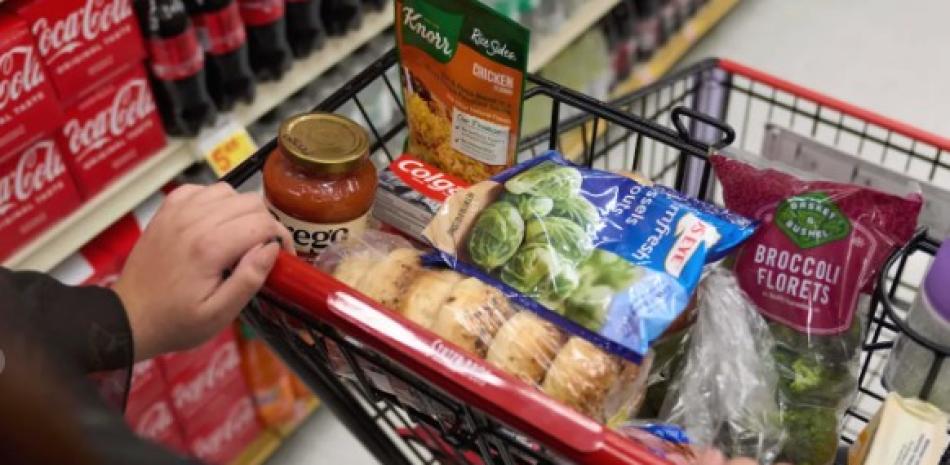Un comprador de los beneficios SNAP de California empuja un carrito en un supermercado en Bellflower, California, el 13 de febrero de 2023.