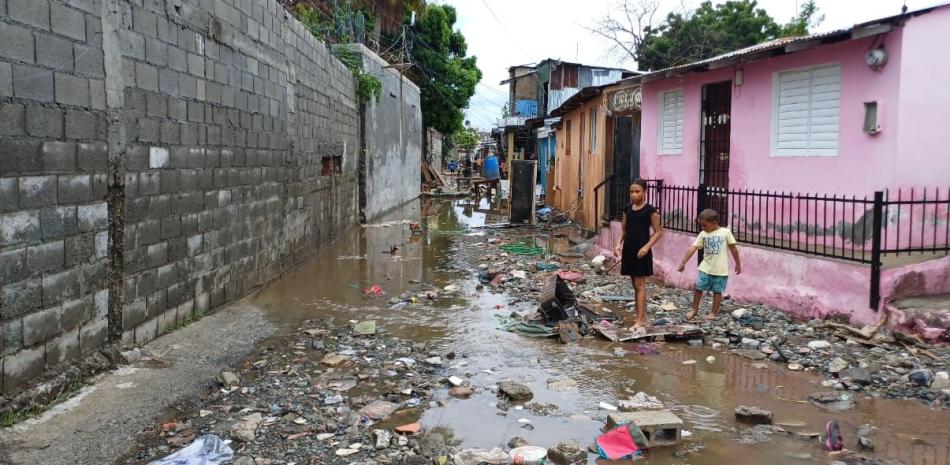El fenómeno, que arreció sus lluvias pasadas las 4:00 de la tarde del sábado sorprendió a estos barrios haciendo huir despavoridas familias enteras con niños, envejecientes y adultos, hombres y mujeres