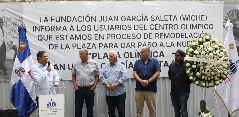 El ministro Kelvin Cruz mientras resaltaba los méritos de Juan García Saleta en la plaza que lleva su nombre en el Centro Olímpico Juan Pablo Duarte.