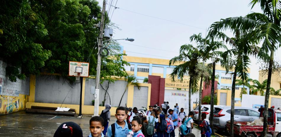 Estudiantes en una escuela dominicana