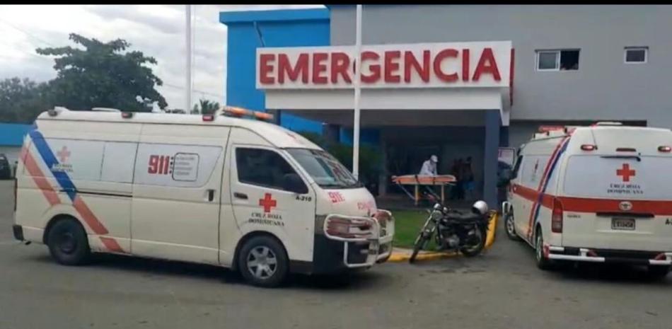 Varias unidades de ambulancias se presentaron en la escuela para trasladar a los estudiantes intoxicados al Hospital Luis Manuel Morillo King