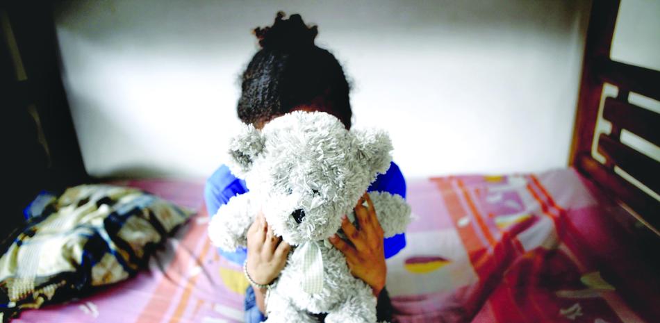 La fiscalía de Santiago ratificó ayer el apresamiento de dos personas vinculadas a una red de prostitución infantil.