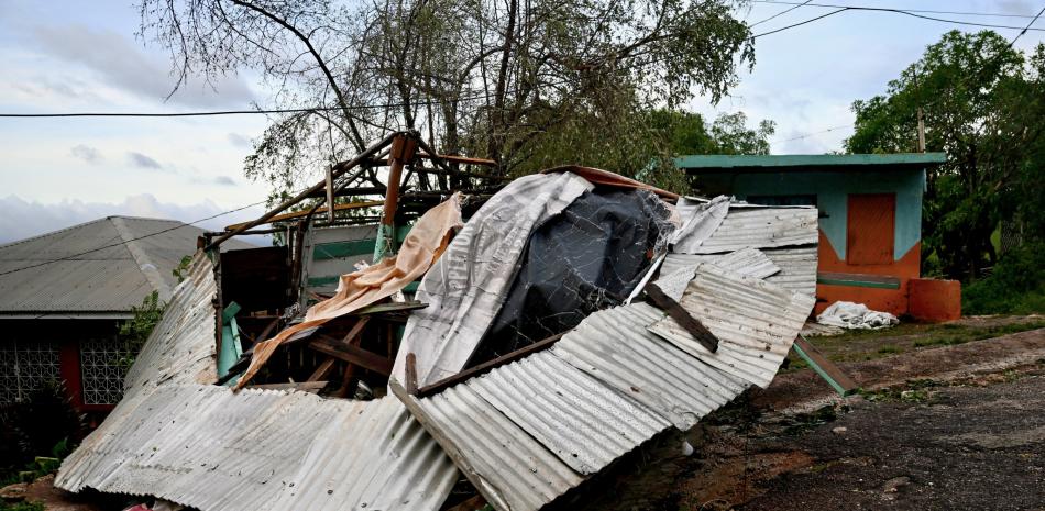 Una tienda quedó destruida tras el paso del huracán Melissa en Manchester, Jamaica, el 28 de octubre de 2025