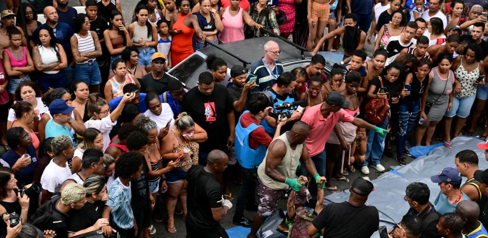 Residentes cargan un cadáver en la plaza São Lucas de la favela Vila Cruzeiro, en el complejo Penha de Río de Janeiro, Brasil, el 29 de octubre de 2025