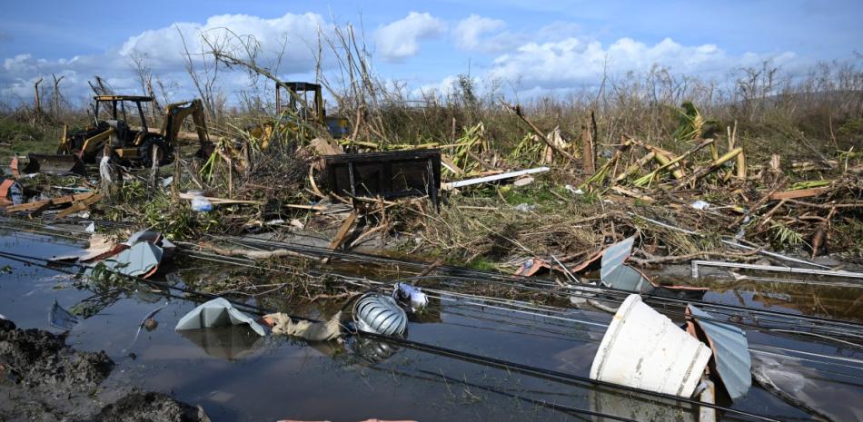 Se observan escombros a los lados de una carretera tras el paso del huracán Melissa, en Black River, St. Elizabeth, Jamaica, el 29 de octubre de 2025. El huracán Melissa azotó las Bahamas el 29 de octubre tras sembrar la destrucción en el Caribe, dejando 30 personas muertas o desaparecidas en Haití y partes de Jamaica y Cuba en ruinas.
