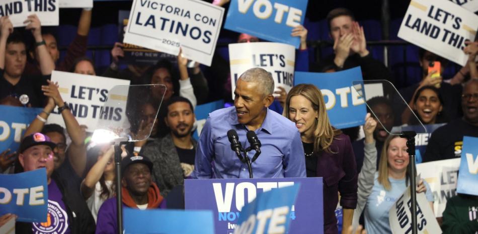 El expresidente Barack Obama habló durante un mitin para movilizar el voto en apoyo a la candidata demócrata a la gobernación de Nueva Jersey, la representante Mikie Sherrill (D-NJ), en el gimnasio del Essex County College el 1 de noviembre de 2025 en Newark, Nueva Jersey.