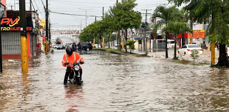 Calle inundada en Santo Domingo Este