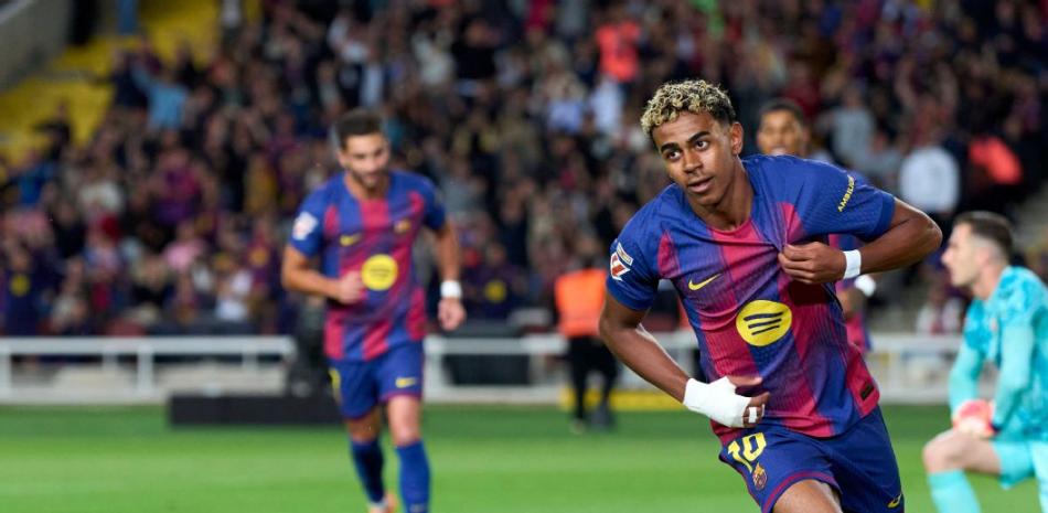 Lamine Yamal festeja el gol que anotó en el choque en que el Barcelona se impuso al Elche.