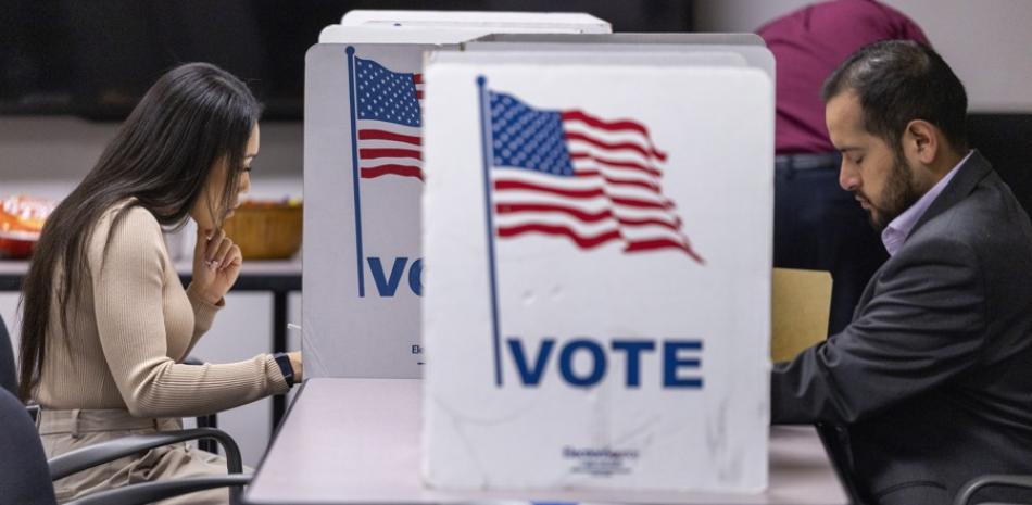 Los votantes depositan sus papeletas para las elecciones de Virginia de 2025 en el centro de votación del Centro de Gobierno del Condado de Fairfax, en Fairfax, Virginia, EE. UU., el 4 de noviembre de 2025. EFE/EPA/SHAWN THEW