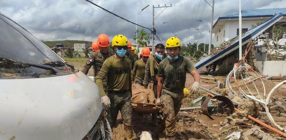 Brigada de Ingenieros traslada en camilla el cuerpo de una persona desaparecida tras el paso del tifón Kalmaegi