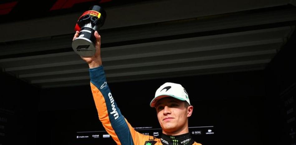Lando Norris levanta sus brazos luego de ganar la pole posición para el GP de Brasil.