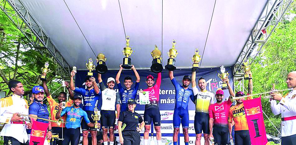 Un grupo de los ganadores de una de las pasadas versiones del Clásico de Ciclismo Triple 100, certamen que este sábado inicia su edición 25.
