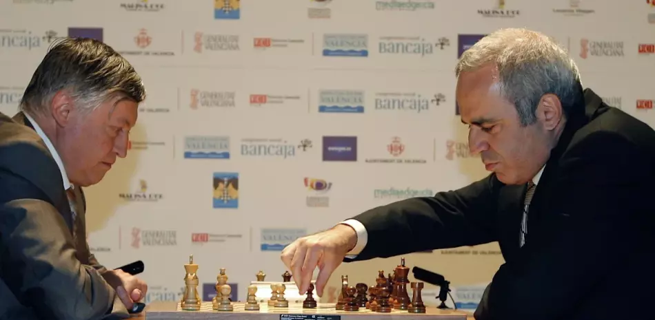 Anatoly Karpov (i) y Gary Kasparov durante el enfrentamiento celebrado en septiembre de 2009 en Valencia para conmemorar los 25 años de su duelo por el título mundial.