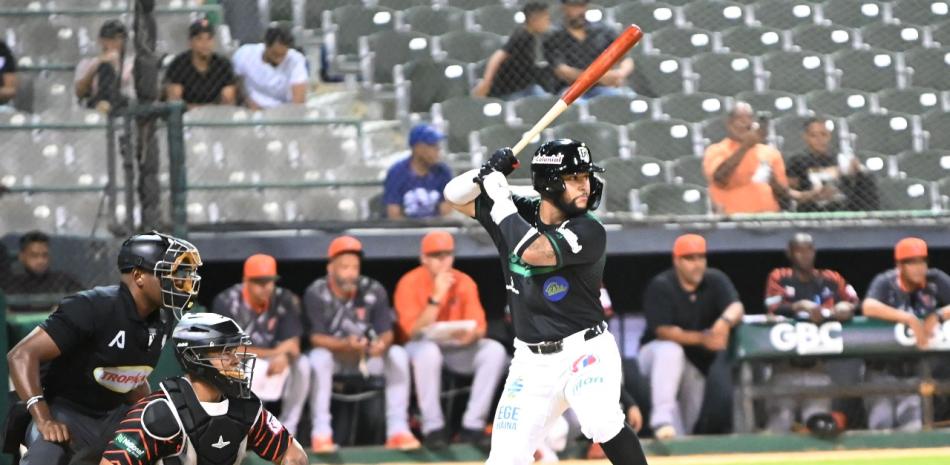 Erubiel Angeles al momento de conectar de imparable en el partido que las Estrellas superaron a los Toros.