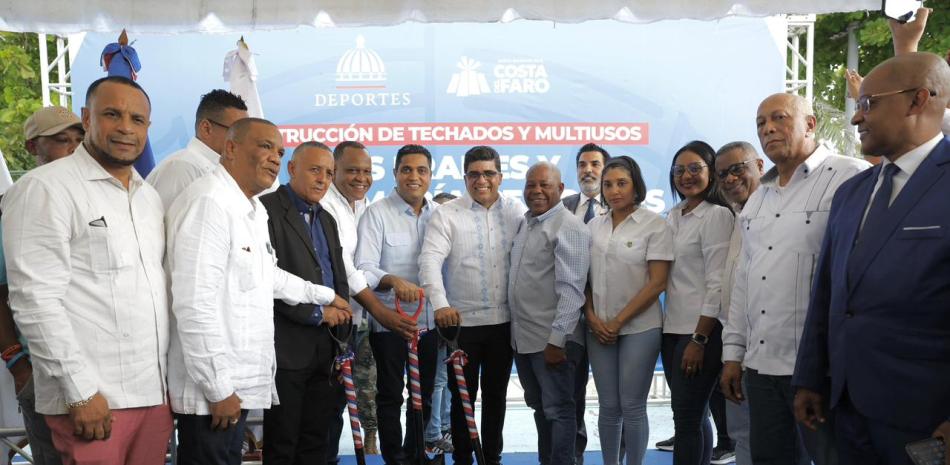El ministro Kelvin Cruz, junto al alcalde Dío Astacio y otras personalidades, luego de dar el palazo de honor para dejar formalmente iniciados los trabajos.