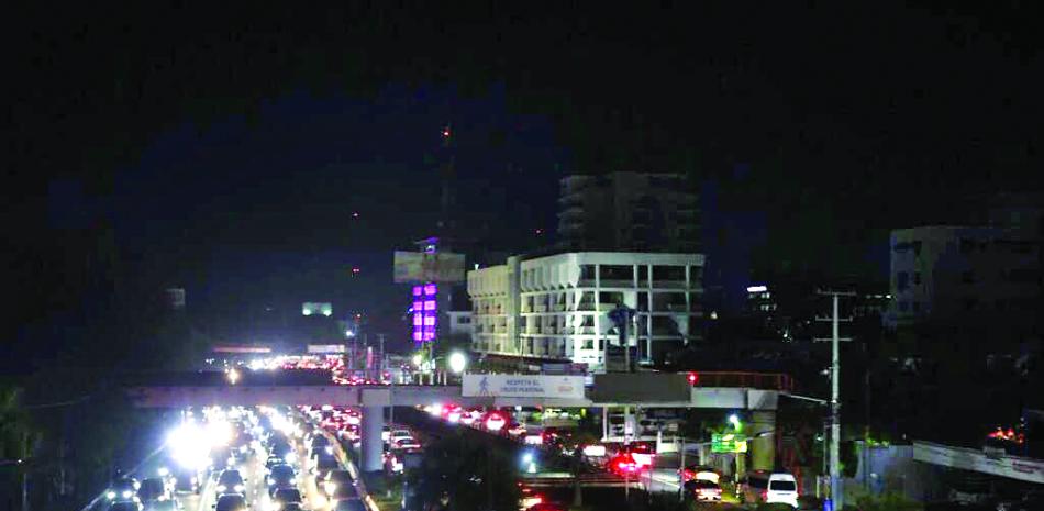 El apagón general que afectó el país trastocó el tránsito vehicular en la capital.