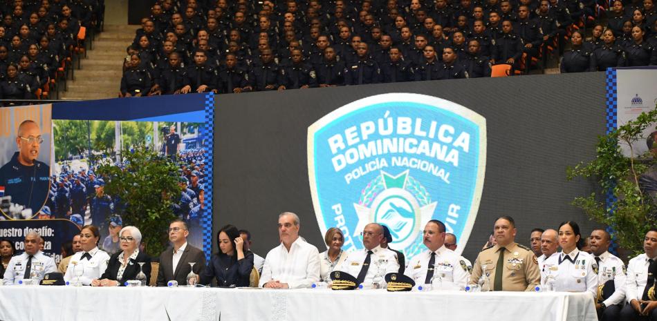 Gobierno gradúa 2,421 nuevos policías y pide más patrullaje para garantizar seguridad