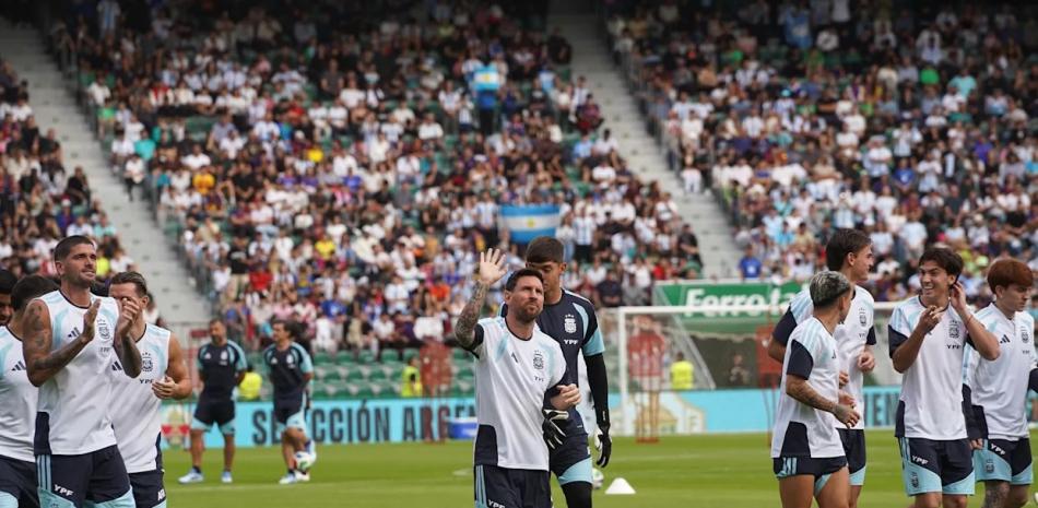Jugadores de Argentina se despiden de la multitud luego de culminar su aprtido ante Angola