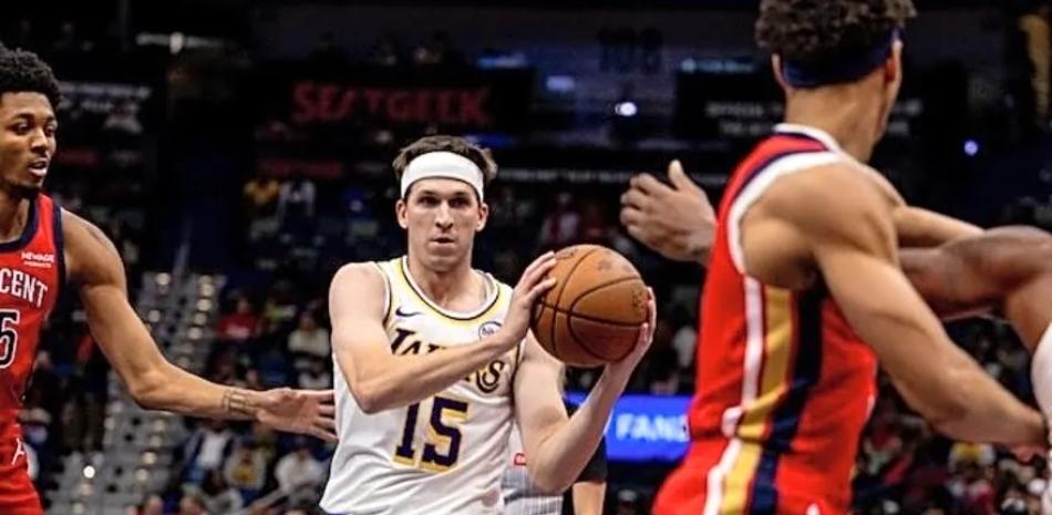Austin Reaves busca anotar dos puntos en el partido que los Lakers se impusieron a los Pelicans.