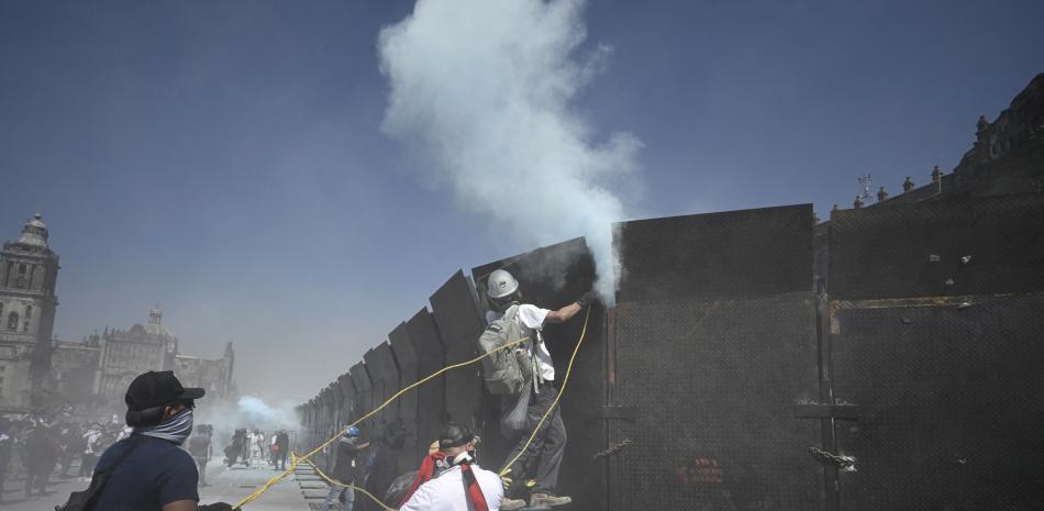 Vallas frente al Palacio Nacional de México