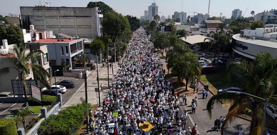 Esta vista aérea muestra la protesta “Por la Paz” organizada por la Generación Z contra el gobierno de la presidenta mexicana Claudia Sheinbaum en Guadalajara, Jalisco, México, el 14 de noviembre de 2025.