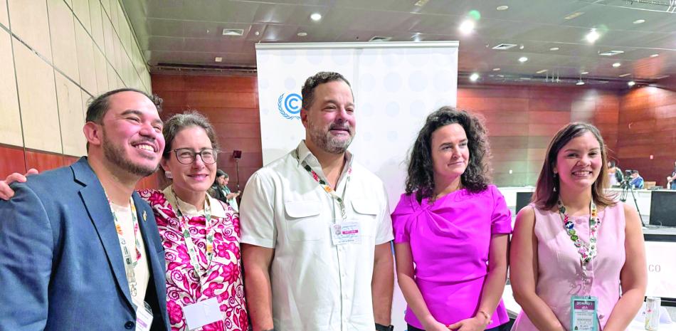 El ministro Paíno Henríquez junto a representantes del Fondo Verde y del Instituto Global.