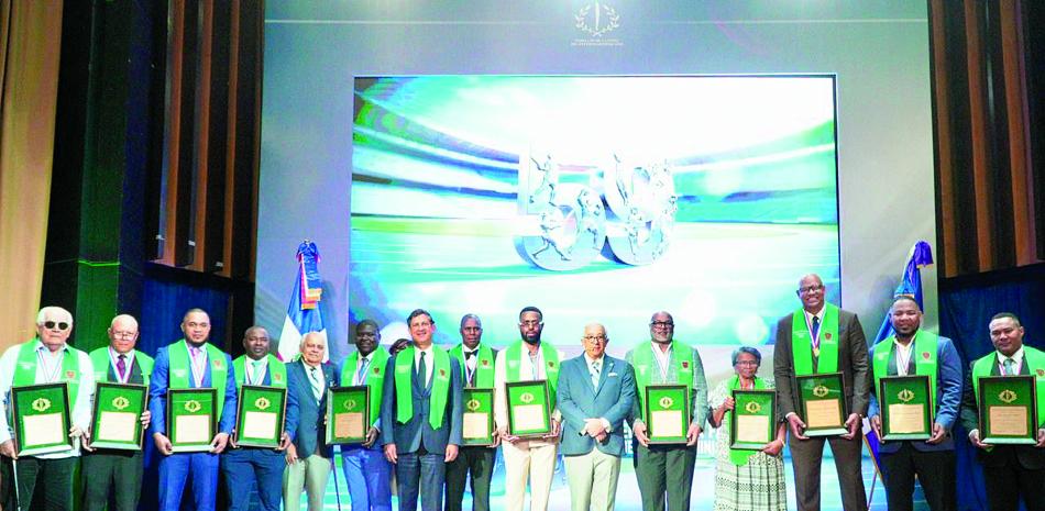 En la gráfica el grupo de atletas y varios de sus edecanes que este domingo fueron exaltados a la inmortalidad de la fama del deporte dominicano en la celebración del ceremonial número 59 en el que fueron exaltados 12 exatletas y propulsores.