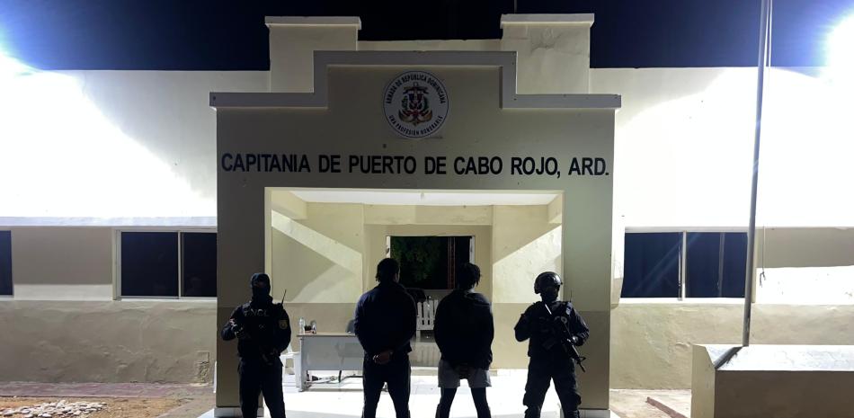 Autoridades apresan a dos hombres con 171 paquetes de presunta droga en Pedernales