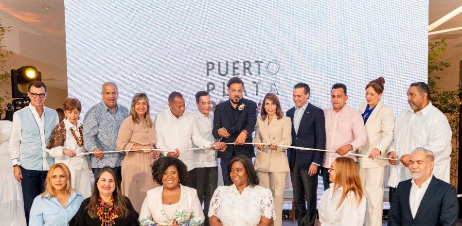 Participante cortan la cinta para dar inicio al Puerto Plata Bridal 2025