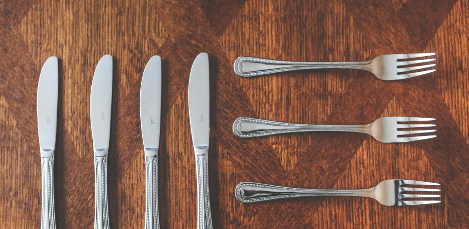 En cambio, al tenedor le resultó difícil imponerse. Cuando llegó a las mesas europeas —durante el Renacimiento