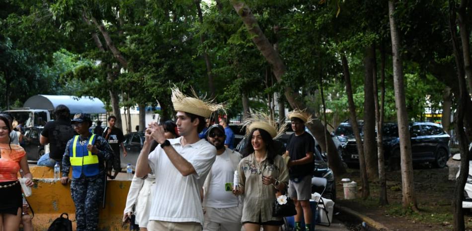 Cientos de fans esperan seis horas para ver a Bad Bunny en el Estadio Olímpico de RD