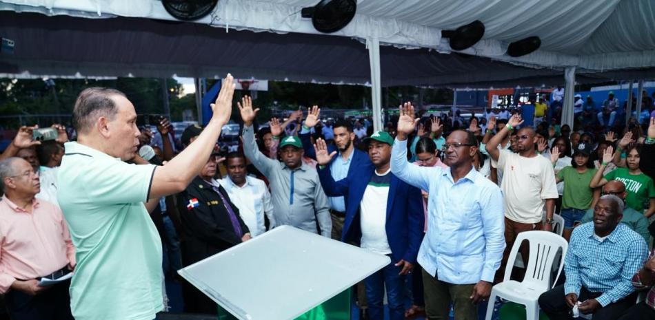 Dirigentes y líderes comunitarios de distintas fuerzas políticas se juramentaron  en la Fuerza del Pueblo (FP), durante un acto realizado en la comunidad de El Mamey, en Villa Mella.