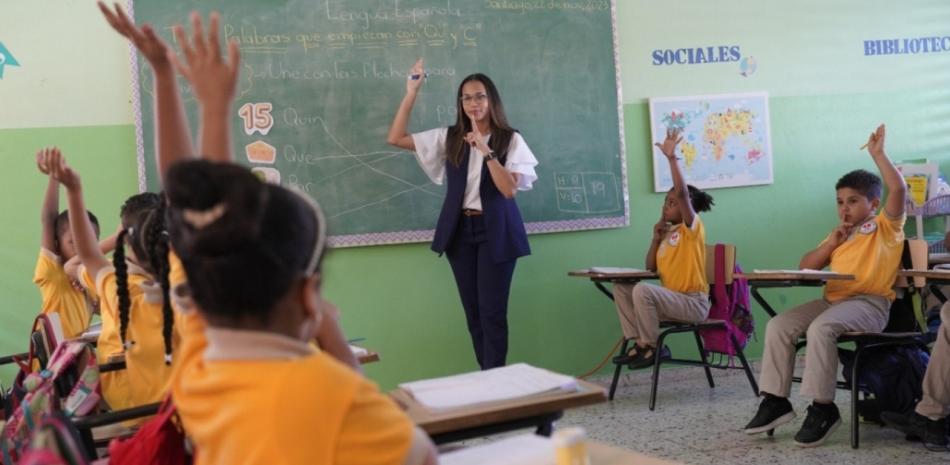 Maestra guía a sus estudiantes durante la jornada educativa en el contexto que el Ministerio de Educación inició la segunda etapa del proceso de evaluación.