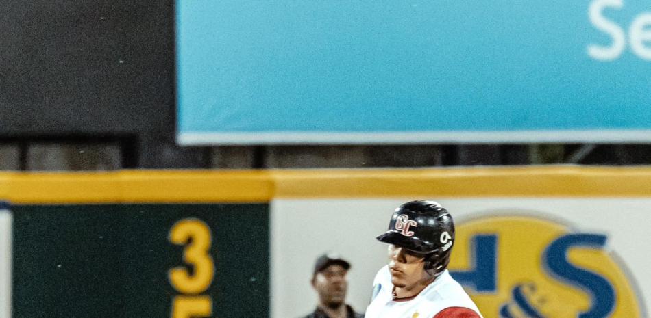 Samad Taylor, de los Gigantes, recorre las almohadillas luego de dar un cuadrangular en el partido contra los Toros.