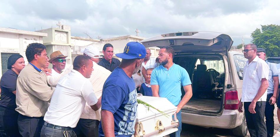 Con gran tristeza, familiares y amigos de Noelbin realizaron su sepelio destacando sus bondades.