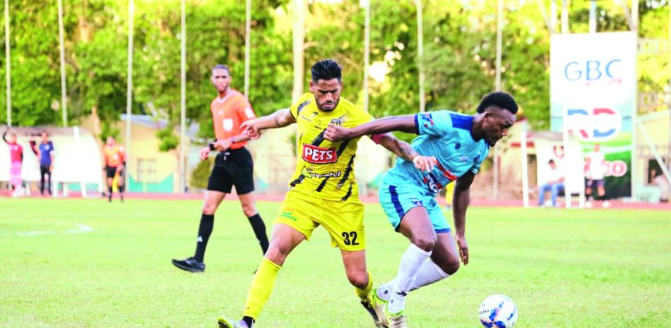 Uno de los tantos momentos emocionan tes que tuvo el choque que efectuaron Salcedo y Moca FC, el cual quedó igualado a dos goles