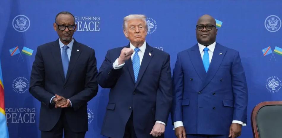 El presidente Donald Trump (cent) con sus contrapartes ruandesa, Paul Kagame, y congoleña, Felix-Antoine Tshisekedi, ayer en Washington.