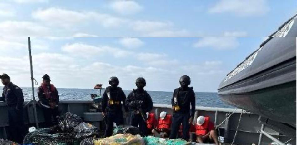 Ecuador y EE.UU. desmantelan red narcotraficante con 4,6 toneladas de droga en el océano