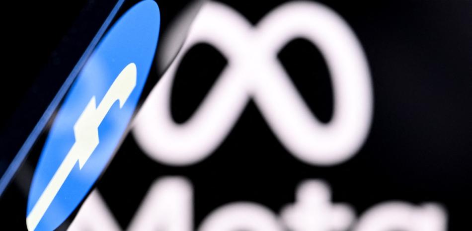 Esta fotoilustración, creada el 9 de enero de 2025 en Fráncfort del Meno, Alemania Occidental, muestra el logotipo de la red social estadounidense Facebook en un smartphone frente al logotipo del gigante mediático Meta en la pantalla de una laptop. El gigante tecnológico Meta anunció el 4 de diciembre de 2025 que comenzará a eliminar a los menores de 16 años en Australia de Instagram, Threads y Facebook, antes de la primera prohibición mundial de redes sociales en el país.