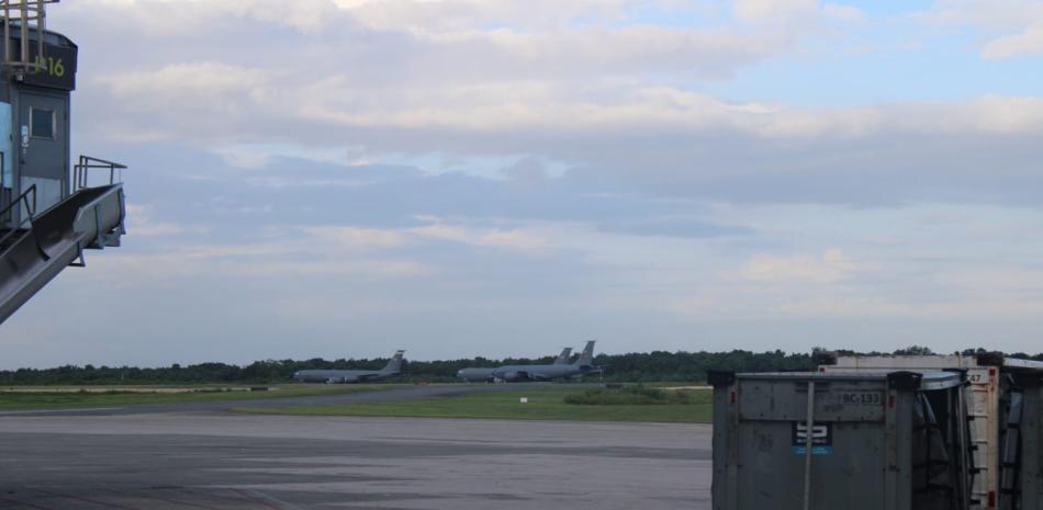 Las tropas militares de EE. UU. instalan un compamento en el AILA