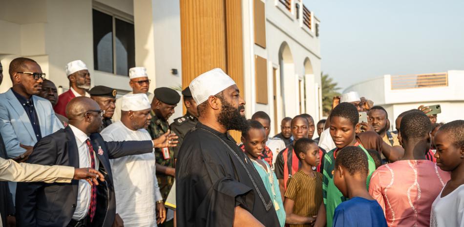 Un centenar de escolares secuestrados el mes pasado por hombres armados en una escuela católica llegaron a la sede del gobierno en Minna, capital del estado de Níger, en el centro-norte de Nigeria.