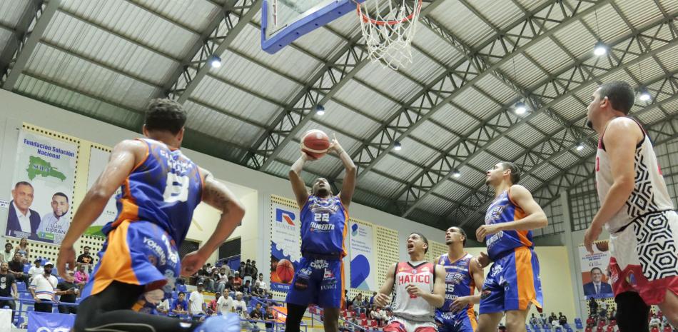 Acción de uno de los partidos efectuados en las semifinales del torneo de baloncesto superior de Mao, Valverde.