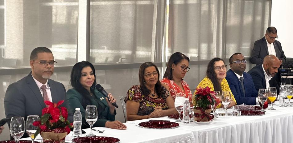 La procuradora Yeni Berenice Reynoso habla en un desayuno que cubren la fuente judicial