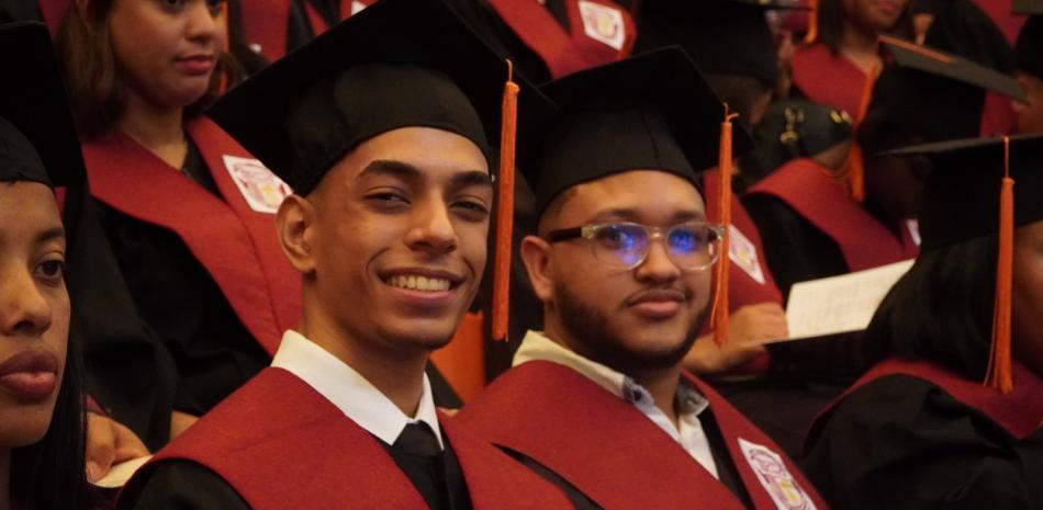 UNEV gradúa 962 nuevos profesionales; rector exhorta a vivir “sin prisa, sin atajo y con proceso”