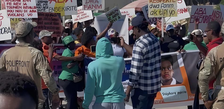 Grupo de haitianos protesta en la frontera por justicia ante caso de Stephora