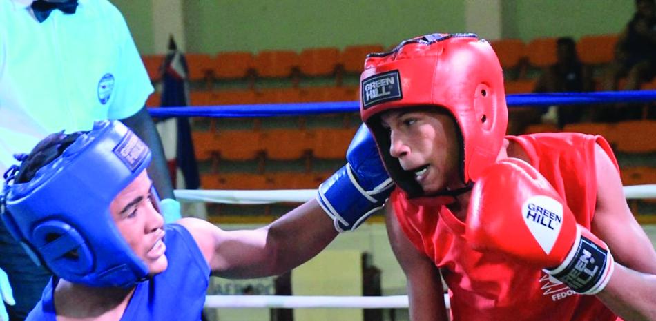 Acción de uno de los combates de boxeo efectuados en el torneo nacional juvenil de esta disciplina.