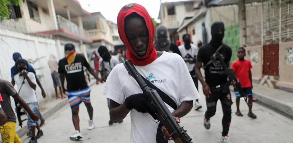 "Los bandidos controlan tanto la circulación de productos alimenticios en el país, violan a las mujeres que los transportan de una ciudad a otra y les exigen dinero para dejar pasar los cargamentos", afirmó la fuente.